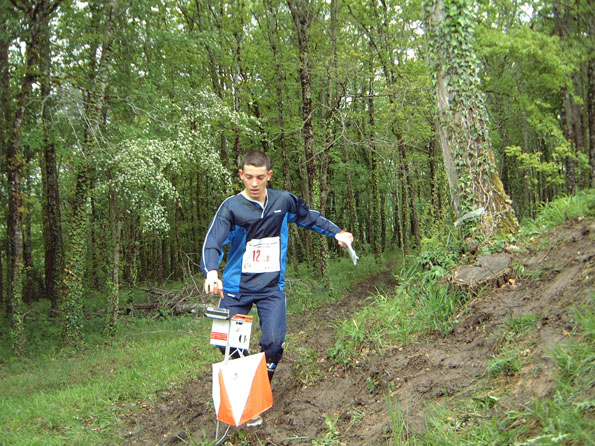 Un Homme Tient Une Boussole Entre Ses Doigts Pour S'orienter. Photographie  Sur Fond Blanc